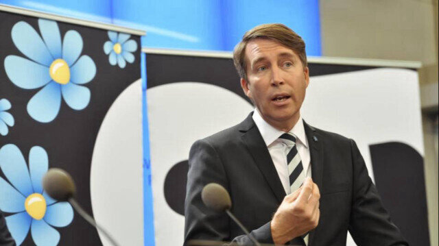 رئيس “لجنة العدالة” في البرلمان السويدي يشتم النبي محمد!