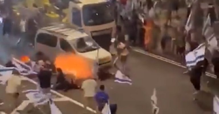 بالفيديو.. إصابات بعملية دهس وسط تظاهرات في تل أبيب