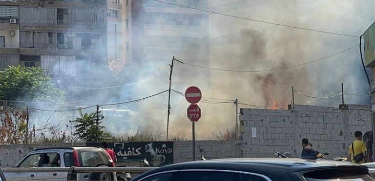 بالفيديو.. حريق كبير قرب المنازل في الخندق الغميق