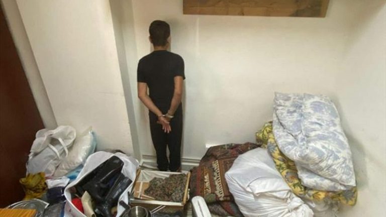 سرق مقتنيات أحد المنازل وهرب.. ووقع في قبضة الأمن!