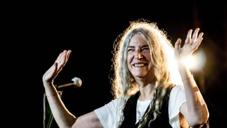 مغنية أميركية تدعو الشباب لمواجهة أزمة المناخ: “آمالنا عليكم”!