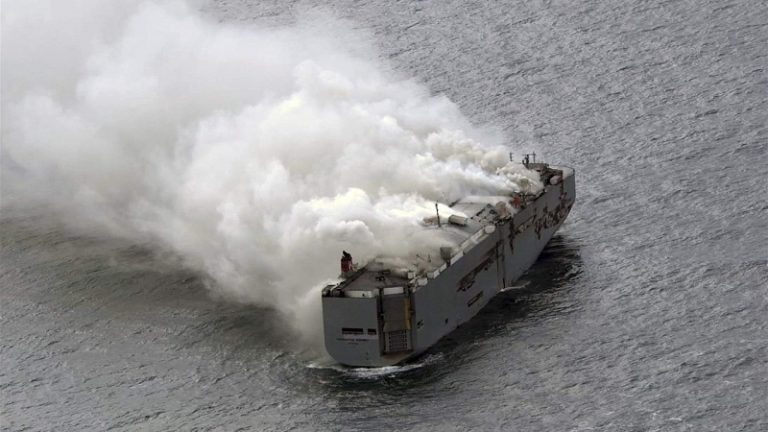 اشتعال سفينة محملة بمئات السيارات الكهربائية في هولندا