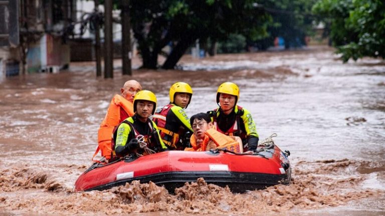 قتيلان بالأمطار الغزيرة في بكين