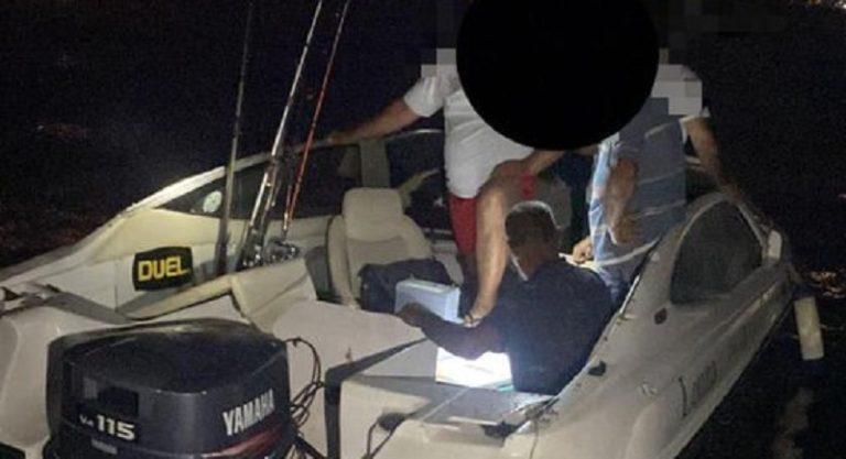 إنقاذ 3 أشخاص على زورق سياحي في الجية