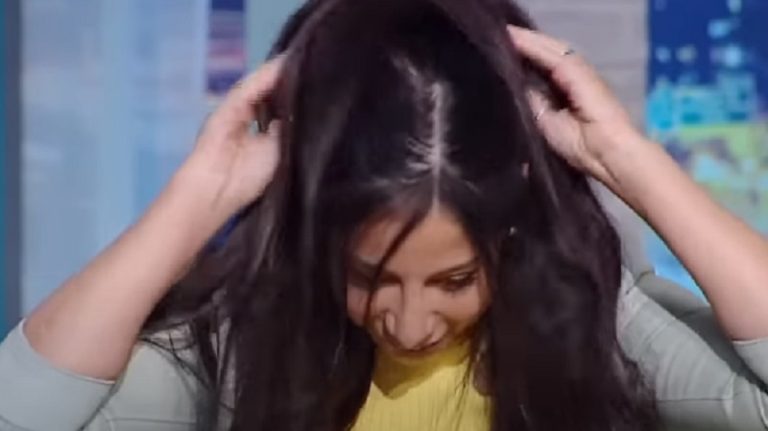 بالفيديو: فنانة تخلع باروكة شعرها على الهواء