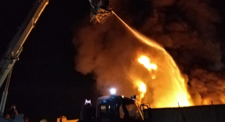 بالفيديو: حريق ضخم يضرب مصانع زيوت وبترول