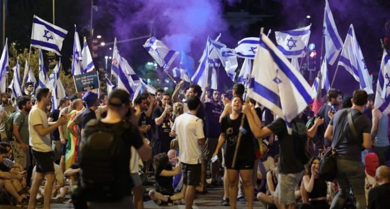 مسيرة حاشدة تطالب بعودة الأسرى “الإسرائيليين”