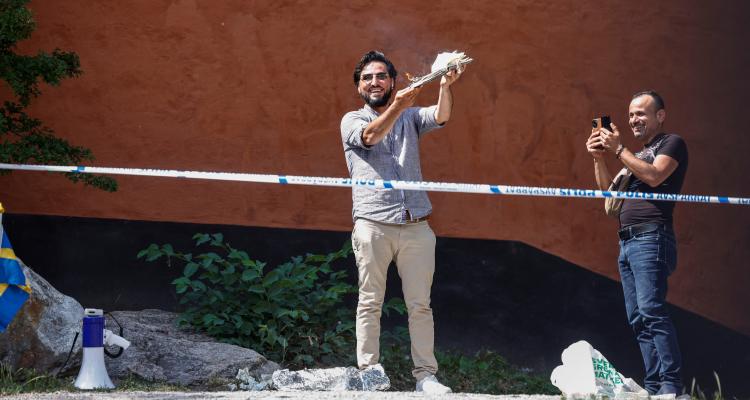 السويد تنفي السماح بحرق التوراة