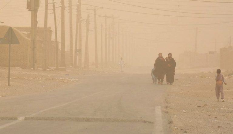 مئات الإصابات إثر عاصفة رملية في إيران