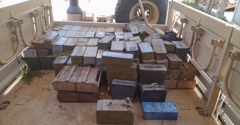 بالصور: الجيش يوقف مطلوباً ويضبط مخزن أسلحة