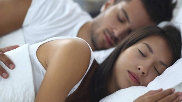 النساء بحاجة لساعات نوم أكثر من الرجال؟