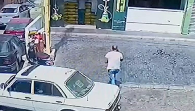 بالفيديو: لحظة إصابة مواطن برصاصة طائشة في صيدا