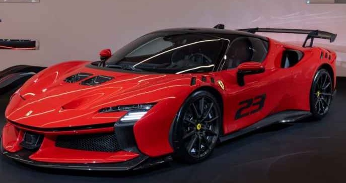 فيراري تكشف عن سيارتها الخارقة الجديدة