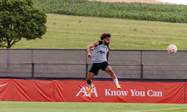 بالفيديو: محمد صلاح يُحرج زميله في الفريق