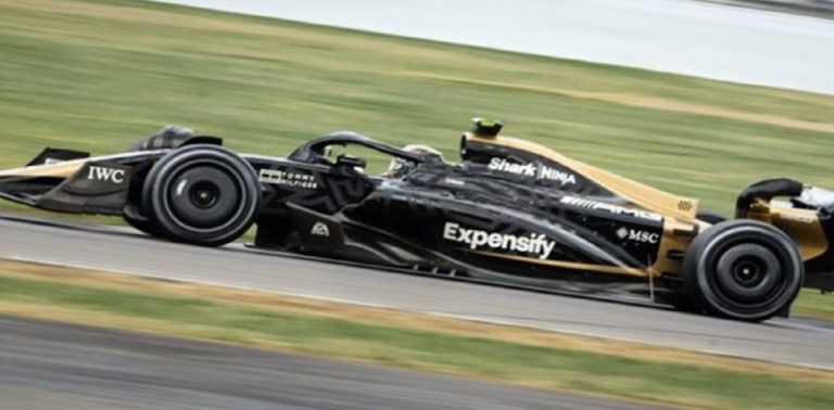 براد بيت يوقف تصوير فيلم الفورمولا1