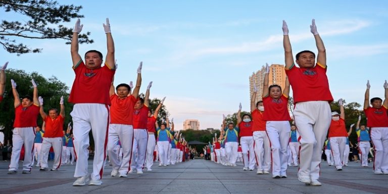 رقصة شارع رياضية غير تقليدية تثير حماسة كبار السن في الصين