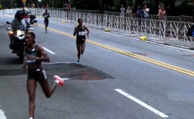 منعطف خاطئ يكلف عداءة خسارة سباق في آخر دقيقة