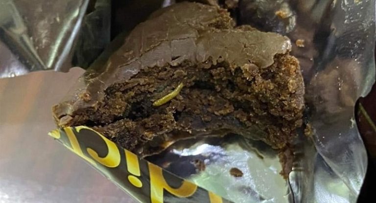 بالصور.. “دود” داخل لوح شوكولا!