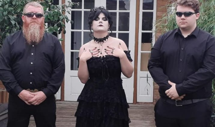 طالبة تحضر حفل تخرجها داخل نعش!