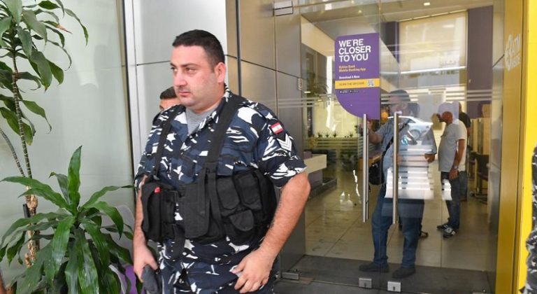 أمن الدولة تسحب مواد حارقة من مودع اقتحم مصرفاً