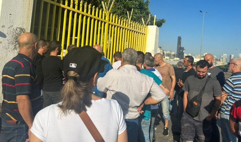 مياومو الكهرباء يواصلون اعتصامهم