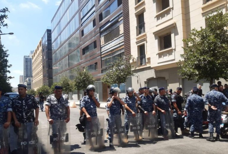 مواكبة للإحتجاجات.. تعزيزات أمنيّة في محيط السفارة السويدية