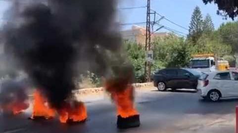 قطع طريق كفرا بالإطارات المشتعلة