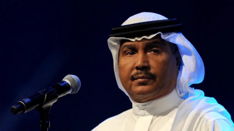 بالفيديو.. معجب “يسرق” قبعة محمد عبده