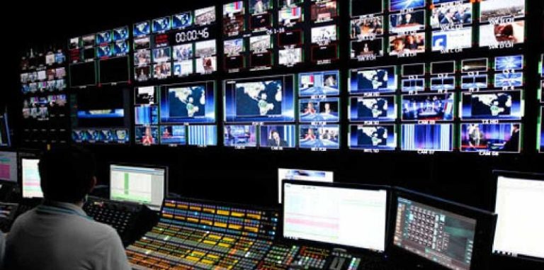 بالفيديو- إعلاميّ شهير يسكب الماء على رأسه في نهاية نشرته الإخبارية!