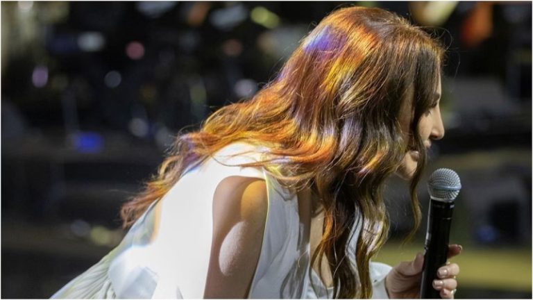 بالصورة.. إليسا سعيدة برقمها القياسي الجديد