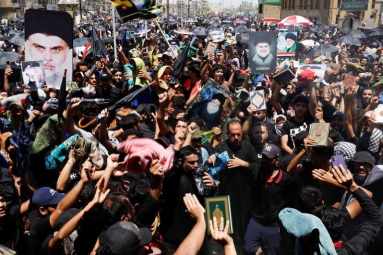 المئات يتظاهرون في العراق تنديداً بتدنيس القرآن