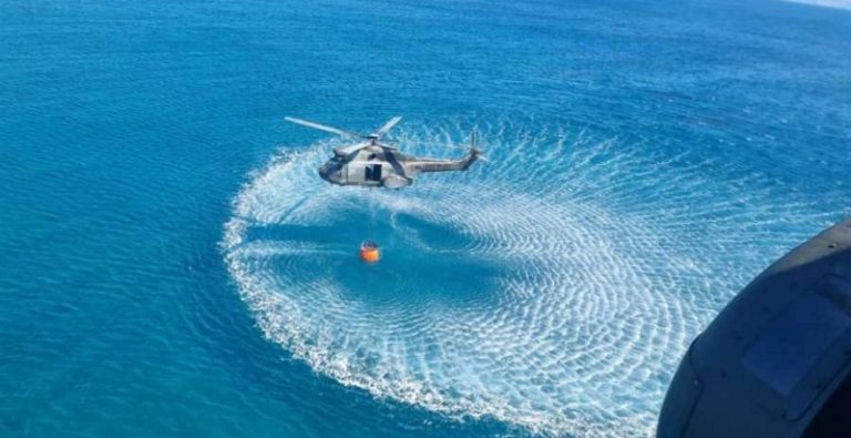 بالصور: طوافات الجيش تؤازر اليونان بإخماد الحرائق