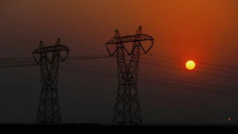 بالفيديو: حريق في محطة كهربائية في العراق