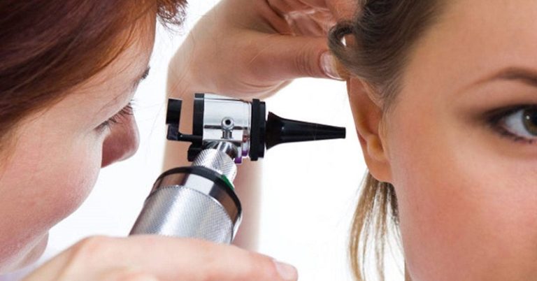 أهمية شفط شمع الأذن لدى مختص