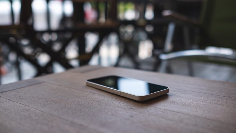 فضيحة جنسية تطال مدرب كرة قدم.. هاتفه يكشف المستور