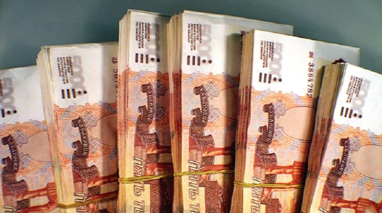 روسي يطبع 25 مليون عملة مزيفة في منزله