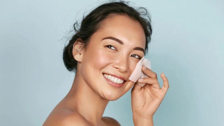 بالصورة.. كيف نزيل لمعان البشرة الناتج عن الزهم الزائد؟