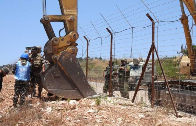 الجيش يتصدى لجرافة “إسرائيلية” في ميس الجبل