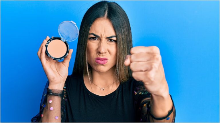 بالصور.. ما الذي يؤدي إلى تقشر المكياج؟