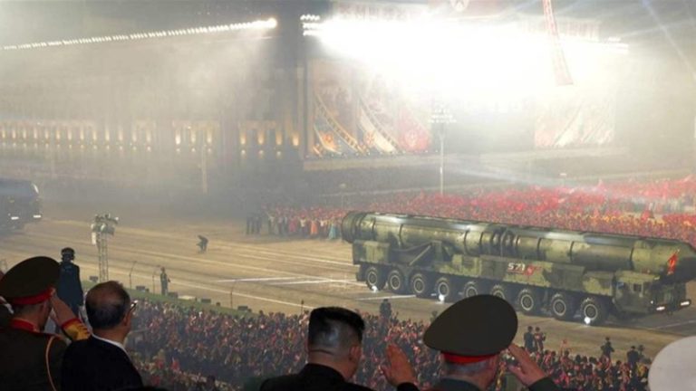 عرض عسكري ضخم في كوريا الشمالية بإشراف كيم