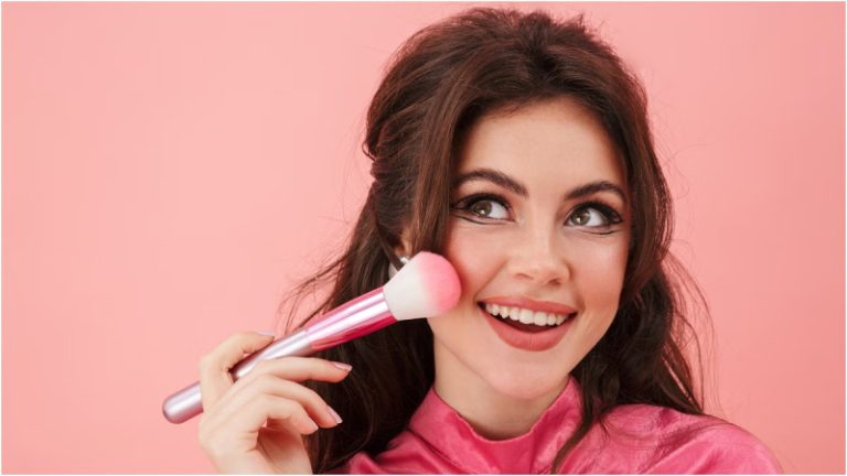 لإطلالة رومانسية .. “أحمر خدود الباربي”