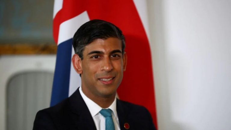 اعتقال متظاهرين غطوا منزل رئيس وزراء بريطانيا بقماش أسود