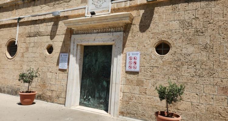 مستوطنون يعتدون على دير وكنيسة في حيفا