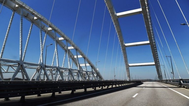 أوكرانيا تقر بمسؤوليتها عن هجوم جسر القرم