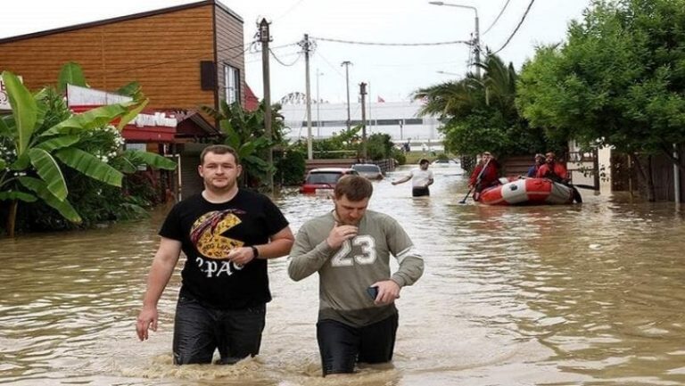 بالفيديو.. فيضانات وأعاصير جنوب روسيا