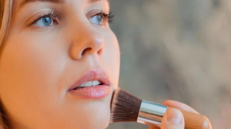 كيف تستفدين من “بودرة التثبيت” في تجميل إطلالتك”؟