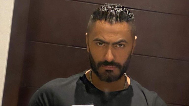 بالصورة.. تدافع وشجار والسبب تامر حسني