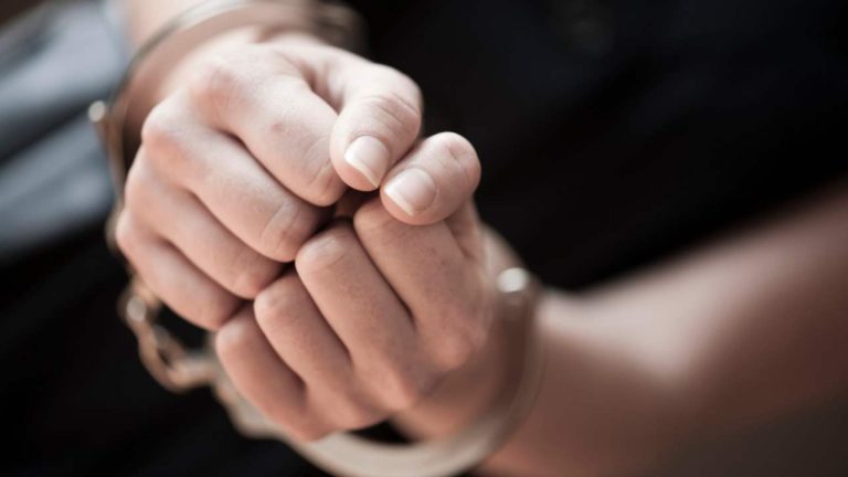 عُثر على جثته داخل حقيبة سفر.. وزوجته شاركت في الجريمة