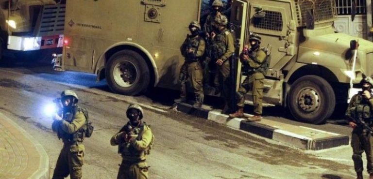 بالفيديو.. اشتباكات مع قوات الاحتلال خلال اقتحامها طولكرم