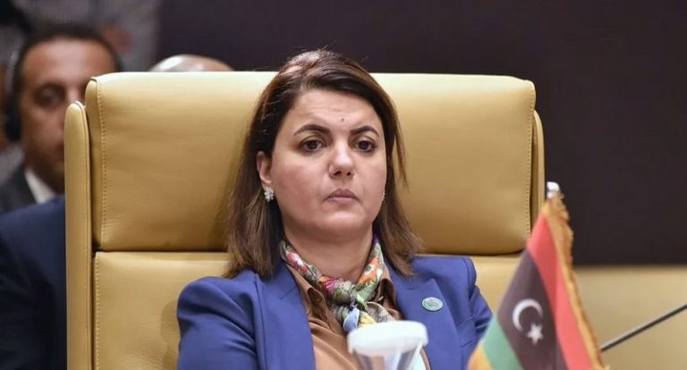 الحكومة الليبية توقف وزيرة الخارجية عن العمل